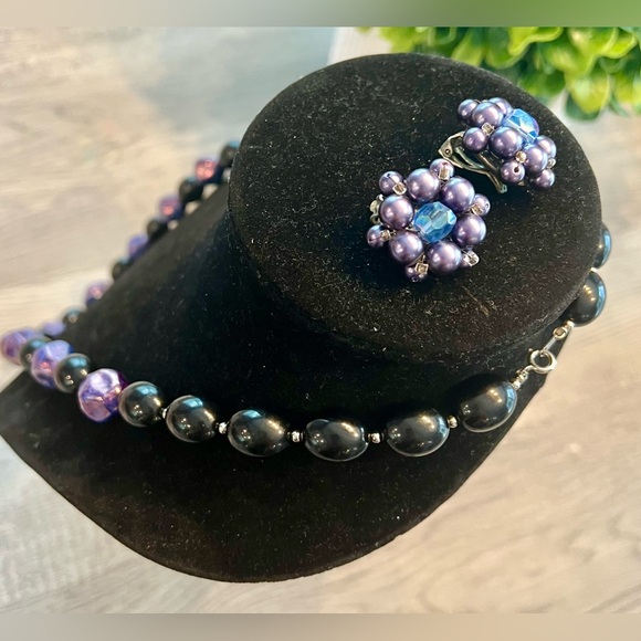 BEADED BOMBSHELL NECKLACE AND MATCHING CLIP ON EARRINGS IN BLACK & PURPLE 🦄🦄🦄 - Picture 12 of 12